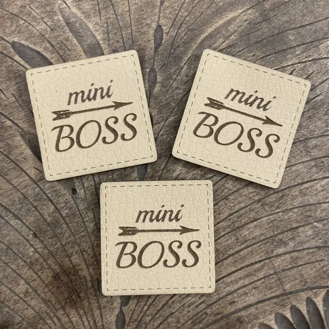 Koženkový štítek - Mini boss Písková