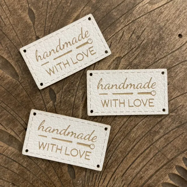 Koženkový štítek - Handmade with love Bílá