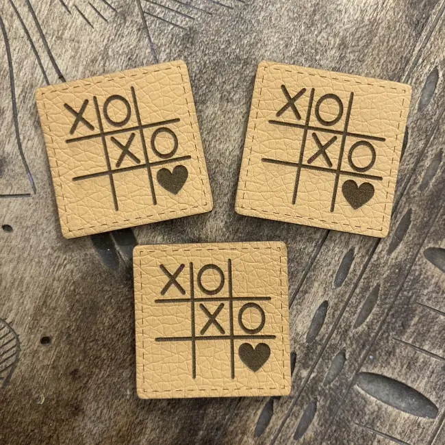 Koženkový štítek - XOXO