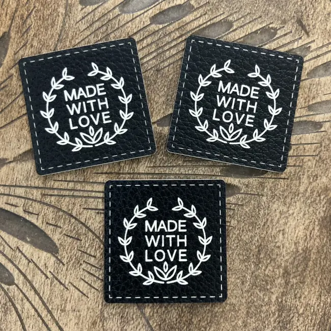 Koženkový štítek Royal - Made with love (černobílá)