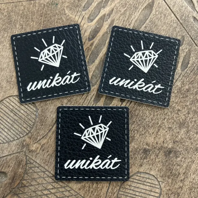 Koženkový štítek Royal - Unikát (černobílá)