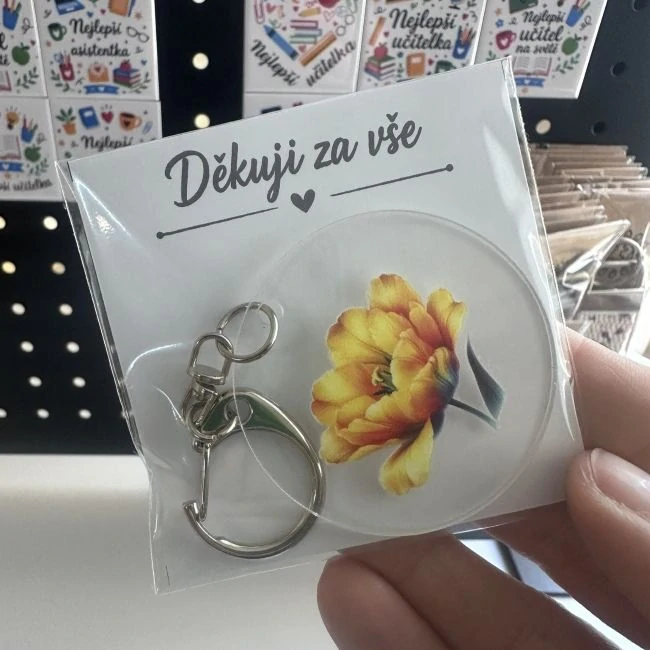 Akrylový přívěsek s květinou