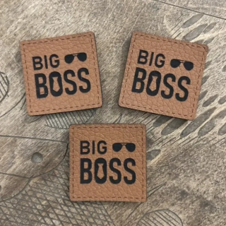 Koženkový štítek - Big boss Koňak (tmavá)